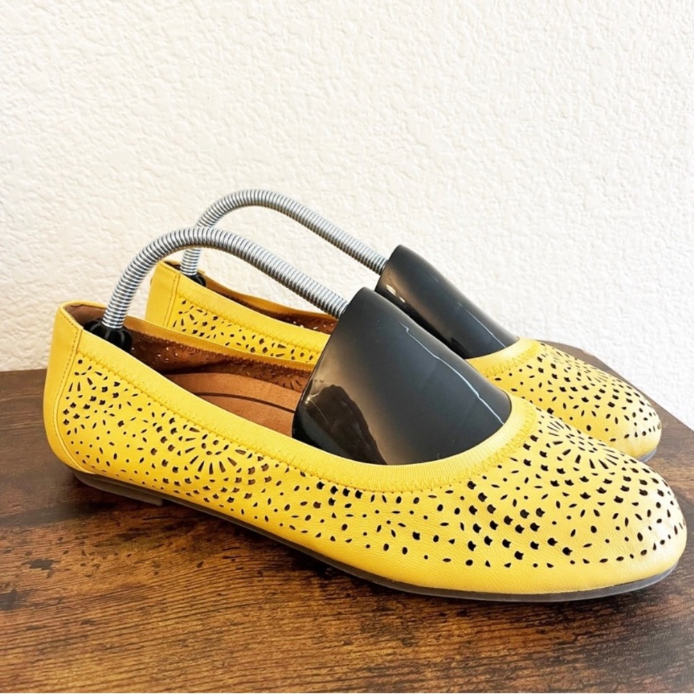 Vionic Robyn Women's Comfort Flat Yellow Perforated Women’s Size 9.5 Fall Easter